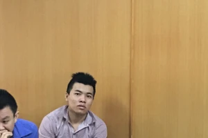 Chở bạn gái đi chơi rồi cướp iPhone 6