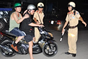 CSGT được trưng dụng điện thoại: Ý bạn thế nào?