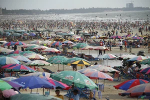 Vũng Tàu kín khách du lịch, nhiều người phải ngủ ở công viên