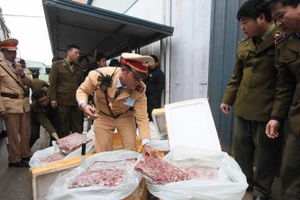 Xe khách trá hình chở gần một tấn nội tạng thối ướp hóa chất lạ