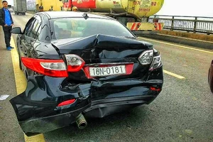 4 xe ô tô đâm liên hoàn trên cầu Bãi Cháy