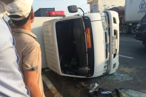 Xe tải bay qua đường, cặp vợ chồng thoát chết hi hữu