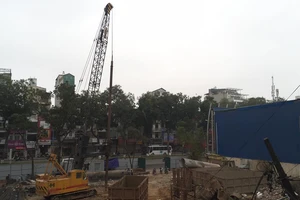 Hà Nội: Cần cẩu cạnh khu tập thể bất ngờ đổ sập giữa đêm 