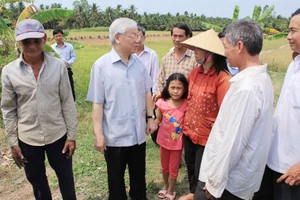 Tổng Bí thư trực tiếp ra đồng khảo sát hạn, mặn