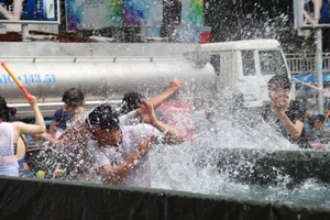 Bạn trẻ Sài Gòn 'đập tan' cái nóng tại lễ hội té nước