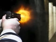 Nhóm thanh niên đi xế hộp xông vào nhà bắn chết một phụ nữ