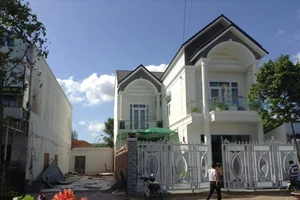 Cương quyết đòi tháo dỡ biệt thự bạc tỉ 'mọc nhầm chỗ'