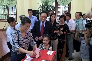 Bí thư Hà Nội Hoàng Trung Hải xếp hàng chờ bỏ phiếu