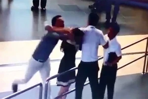 Việc 'giải cứu' nữ nhân viên hàng không là không sai