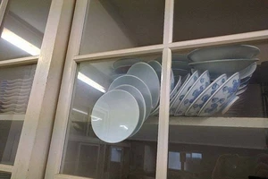 Câu hỏi về chiếc tủ bát đĩa làm cộng đồng mạng sôi sục