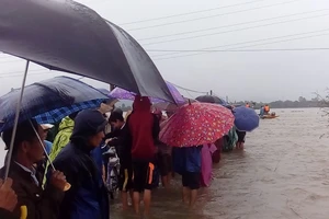 Hàng trăm người đội mưa đợi tin học sinh bị lũ cuốn