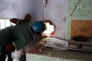 4 nhà dân đột nhiên bị lủng tường, vỡ kính sau tiếng nổ