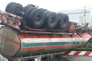Xe chở dầu lật ngửa sau va chạm, dầu DO tràn ra đường