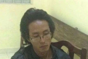 Bắt được kẻ điên cuồng chặt kính xe hơi ở Sài Gòn