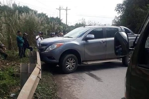 Truy bắt 2 người bỏ chạy, để lại xe bán tải và 9 bao ma túy