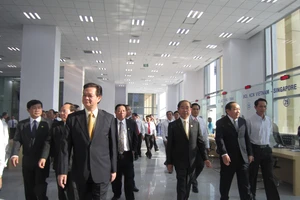 Thủ tướng đến tham quan Trung tâm hành chính Bình Dương