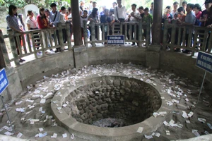 Đi dự hội ném tiền cầu xin: Phạt nặng!