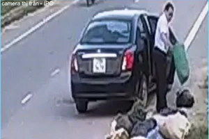 Lái xe hơi đi vứt rác trộm bị phạt 3 triệu đồng