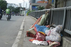 Vứt chăn, nệm cũ ra đường: Phạt đến 7 triệu!