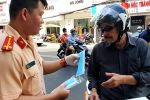 Khẩu trang và những cung bậc cảm xúc