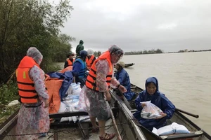 Báo Pháp Luật TP.HCM trao quà cho vùng lũ Hải Lăng, Quảng Trị