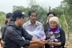 Trường Giang, Bảo Lâm tặng bò cho người dân Quảng Bình