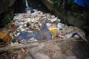 Dòng kênh bị 'bức tử' vì rác