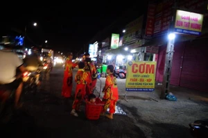 Đừng lạm dụng trẻ em và múa lân để xin tiền!