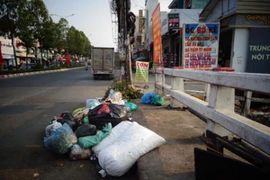 Sao lại gửi rác trên cầu thế này? ​