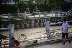 Trẻ em vô tư chơi đùa bên bờ kênh không rào chắn