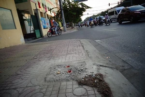 Đã bứng trụ thép nguy hiểm trên vỉa hè