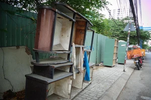 Một đoạn vỉa hè có tới 3 cái tủ hỏng bị đem vứt