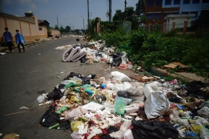 Bãi rác giữa phố quá ô nhiễm!