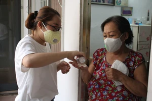 Phòng chống dịch COVID-19: Tặng khẩu trang, chúc nhau bình an