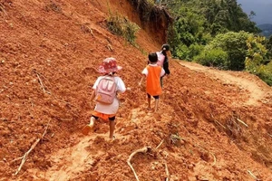 Thương quá đường đến trường của trẻ vùng cao