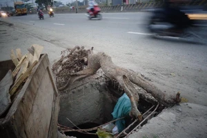 Cặp hố ga nguy hiểm chực chờ người đi đường