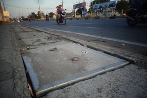 Cặp hố nguy hiểm đã có nắp