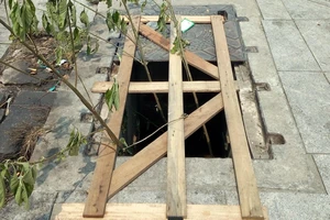 Một trong những hố ga trên đường Tố Hữu (phường Thủ Thiêm, TP Thủ Đức, TP.HCM) bị mất nắp đậy. Ảnh: THIÊN THẢO