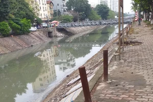 Cần gia cố lại hàng rào chắn bên bờ sông