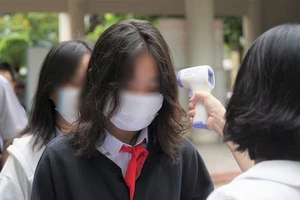 Khi học sinh mê soi hàng hiệu của nhau