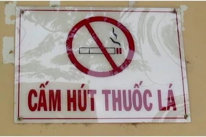 Hút thuốc lá nơi công cộng, bất chấp biển cấm
