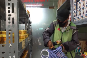 Quận 1, TP.HCM: Người nghèo đi siêu thị không phải trả tiền