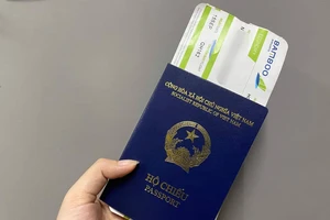 Mẫu hộ chiếu mới của công dân Việt Nam. Ảnh: NGUYỆT NHI