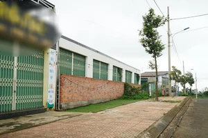 Xây tường trước nhà dân để giải quyết tranh chấp