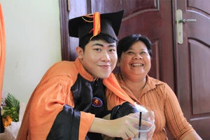 Nhà có mẹ, con vẽ ước mơ