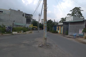 Cần di dời 2 cây trụ điện đứng giữa đường