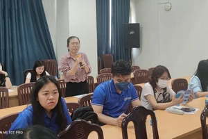 Đại diện doanh nghiệp đặt câu hỏi trong Hội nghị đối thoại doanh nghiệp với chủ đề “ những điểm mới của chính sách BHXH, BHYT trong năm 2023”. Ảnh: NGUYỄN HIỀN