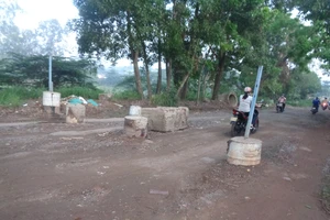 Đồng Nai: 'Bẫy' nguy hiểm giữa đường 17A