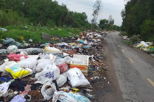 Con đường kinh khủng bị rác bủa vây
