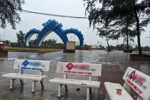 Hàng loạt ghế đá ở Khu du lịch Cửa Việt bị sơn quảng cáo cờ bạc